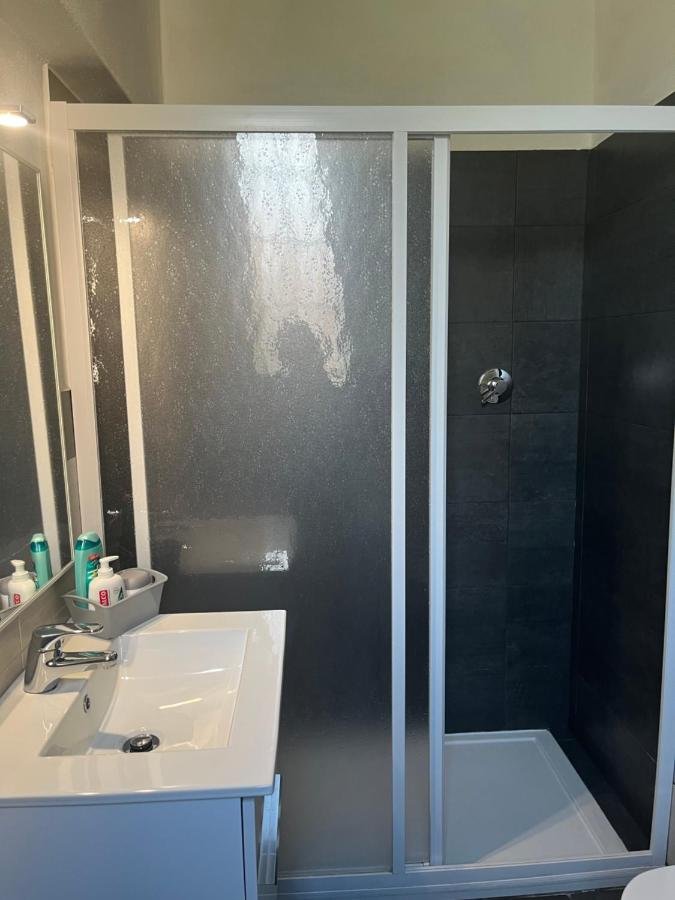 Box doccia con lavabo nel bagno privato della camera