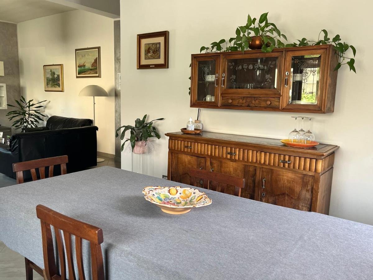 Sala da pranzo con credenza d'epoca dove viene servita la colazione
