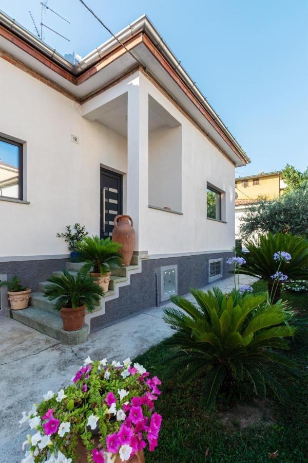 La facciata della villetta con il giardino privato, quartiere Belvedere, Piacenza